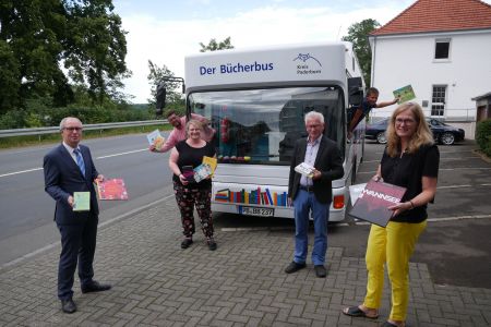 Bücherbus mit neuen Büchern zur Förderung von Demokatrie, Toleranz und Inklusion